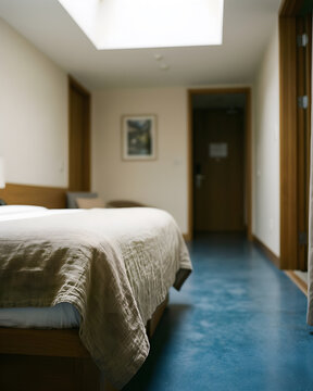 Quiet circulation space featuring a quiet guest room with folded natural linen and uncluttered circulation, with its physical process or state transition clearly visible for calm travel