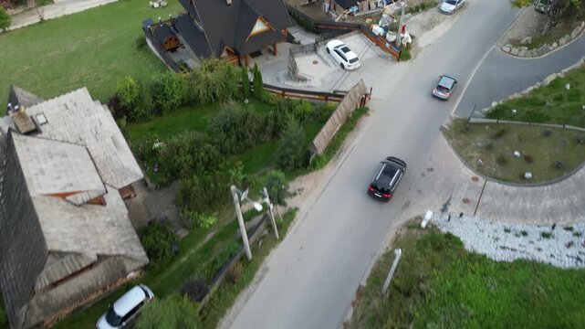 Zakopane - Polska
Widok na kości&oacute;ł, Tatry, Giewont nagrany dronem w słoneczny dzień. Piękne widoki g&oacute;rskie nagrane z powietrza w stolicy Podhala