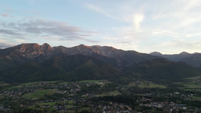 Zakopane - Polska
Widok na kości&oacute;ł, Tatry, Giewont nagrany dronem w słoneczny dzień. Piękne widoki g&oacute;rskie nagrane z powietrza w stolicy Podhala