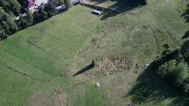 Zakopane - Polska
Widok na kości&oacute;ł, Tatry, Giewont nagrany dronem w słoneczny dzień. Piękne widoki g&oacute;rskie nagrane z powietrza w stolicy Podhala