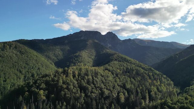 Zakopane - Polska
Widok na kości&oacute;ł, Tatry, Giewont nagrany dronem w słoneczny dzień. Piękne widoki g&oacute;rskie nagrane z powietrza w stolicy Podhala