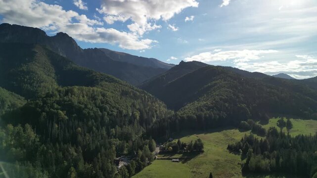 Zakopane - Polska
Widok na kości&oacute;ł, Tatry, Giewont nagrany dronem w słoneczny dzień. Piękne widoki g&oacute;rskie nagrane z powietrza w stolicy Podhala