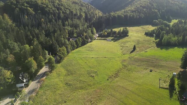Zakopane - Polska
Widok na kości&oacute;ł, Tatry, Giewont nagrany dronem w słoneczny dzień. Piękne widoki g&oacute;rskie nagrane z powietrza w stolicy Podhala