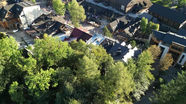 Zakopane - Polska
Widok na kości&oacute;ł, Tatry, Giewont nagrany dronem w słoneczny dzień. Piękne widoki g&oacute;rskie nagrane z powietrza w stolicy Podhala