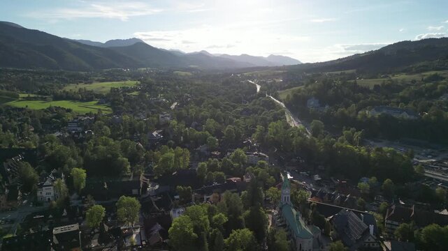 Zakopane - Polska
Widok na kości&oacute;ł, Tatry, Giewont nagrany dronem w słoneczny dzień. Piękne widoki g&oacute;rskie nagrane z powietrza w stolicy Podhala
