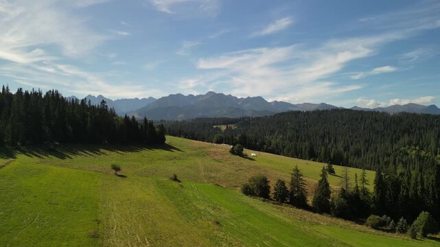 Tatry - Polska
Piękna panorama Tatry Wysokich nagrana dronem w słoneczny dzień. Rysy, Gerlach, Łomnicki Szczyt, Wysoka w pięknych płynnych kinowych ujęciach. Las , g&oacute;ry, szczyty, Polska