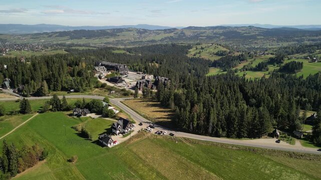 Tatry - Polska
Piękna panorama Tatry Wysokich nagrana dronem w słoneczny dzień. Rysy, Gerlach, Łomnicki Szczyt, Wysoka w pięknych płynnych kinowych ujęciach. Las , g&oacute;ry, szczyty, Polska