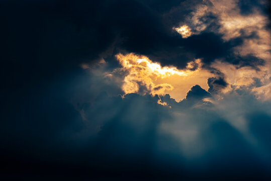 nubes, clouds, cielo, sky, cielo dram&aacute;tico, dramatic sky, nubes dram&aacute;ticas, dramatic clouds, tormenta, storm, tormenta el&eacute;ctrica, thunderstorm, luz solar, sunlight, rayos de luz, sun rays, rayos crepu