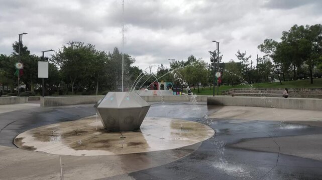 fuente urbana, chorros de agua, fuente de agua, agua en movimiento, water fountain, water jets, urban fountain, fuente interactiva, interactive fountain, agua, water, salpicaduras, water splash, gotas