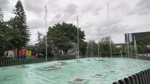 fuente, fuente de agua, fountain, water fountain, fuente urbana, fuente interactiva, agua, water, chorros de agua, water jets, salpicaduras, splash, gotas de agua, parque, plaza, espacio p&uacute;blico, pais