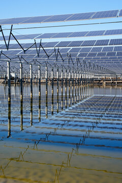 Solar photovoltaic panels and solar photovoltaic power generation systems