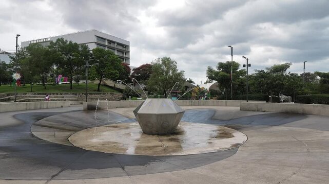 fuente urbana, chorros de agua, fuente de agua, agua en movimiento, water fountain, water jets, urban fountain, fuente interactiva, interactive fountain, agua, water, salpicaduras, water splash, gotas