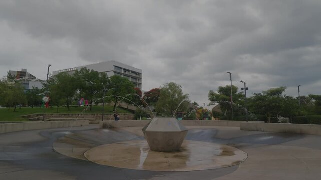 fuente urbana, chorros de agua, fuente de agua, agua en movimiento, water fountain, water jets, urban fountain, fuente interactiva, interactive fountain, agua, water, salpicaduras, water splash, gotas