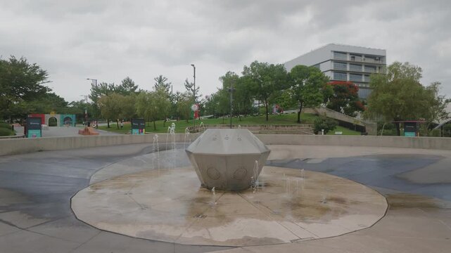 fuente urbana, chorros de agua, fuente de agua, agua en movimiento, water fountain, water jets, urban fountain, fuente interactiva, interactive fountain, agua, water, salpicaduras, water splash, gotas