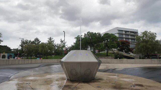 fuente urbana, chorros de agua, fuente de agua, agua en movimiento, water fountain, water jets, urban fountain, fuente interactiva, interactive fountain, agua, water, salpicaduras, water splash, gotas