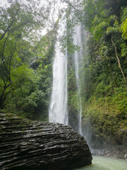 Caminata por Cascada entre montañas y cerros © crist.cort