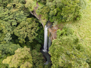 Caminata por Cascada entre montañas y cerros © crist.cort