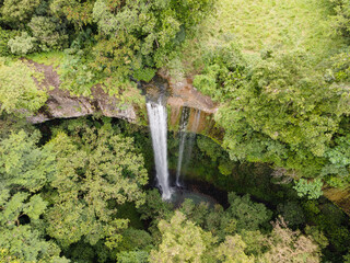 Caminata por Cascada entre montañas y cerros © crist.cort