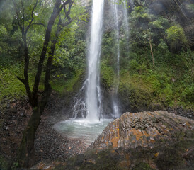 Caminata por Cascada entre montañas y cerros © crist.cort