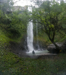 Caminata por Cascada entre montañas y cerros © crist.cort