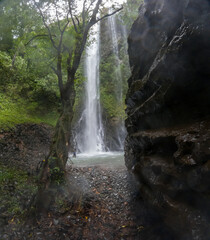 Caminata por Cascada entre montañas y cerros © crist.cort