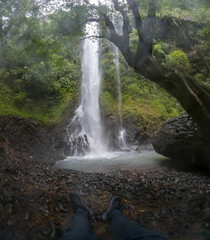 Caminata por Cascada entre montañas y cerros © crist.cort