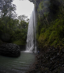 Caminata por Cascada entre montañas y cerros © crist.cort