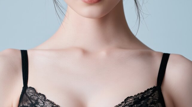女性の鎖骨と胸元が黒いレースの下着で写っている。美容やファッション関連の広告やWebサイトに使える素材