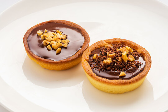 手作りミニチョコタルトを皿に乗せてスタジオ撮影63