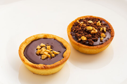 手作りミニチョコタルトを皿に乗せてスタジオ撮影66