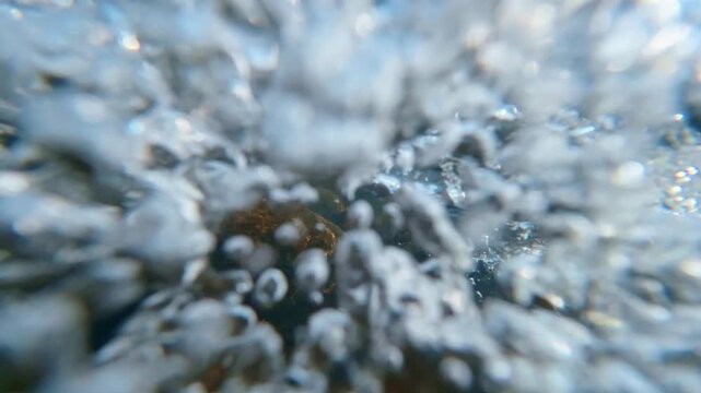 川の中で見る無数の気泡