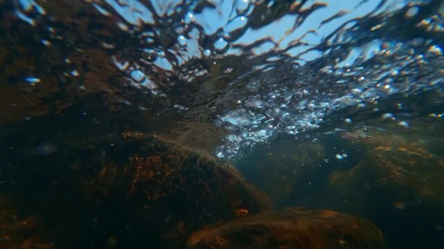 川の中で見る無数の気泡