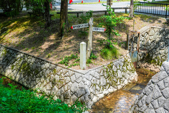 いそ部神社の水分れ　兵庫県丹波市