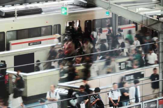 プラットホームを歩く人々