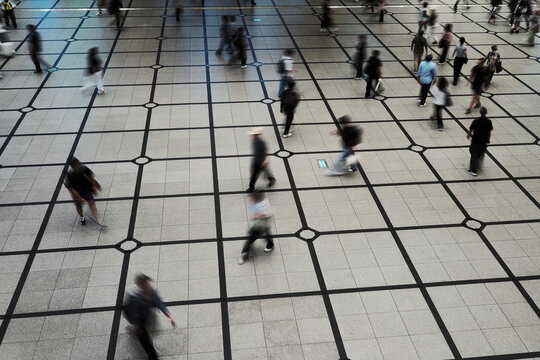 俯瞰した歩行する人々