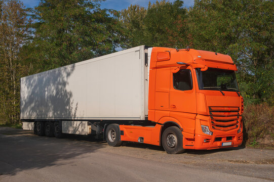 Ein LKW macht Pause am Waldrand