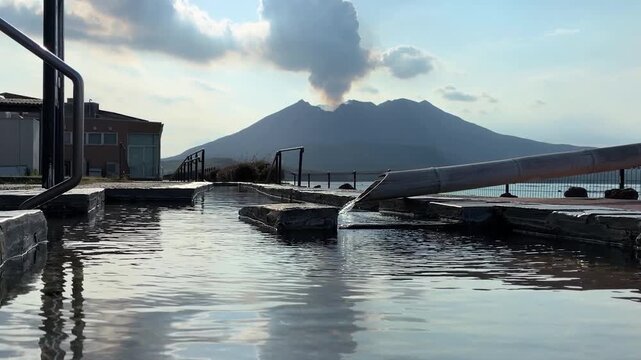 足湯から望む錦江湾と雄大な桜島