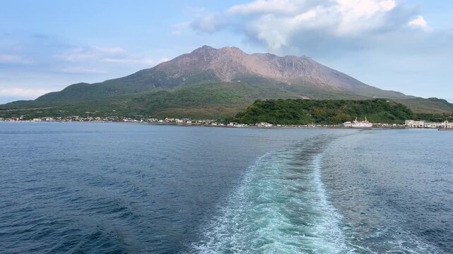 錦江湾を航行するフェリーから望む雄大な桜島