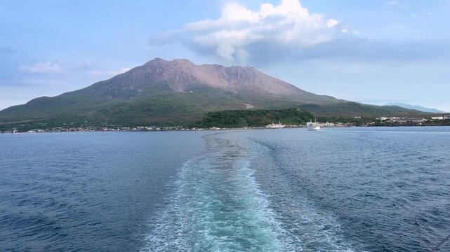 錦江湾を航行するフェリーから望む雄大な桜島
