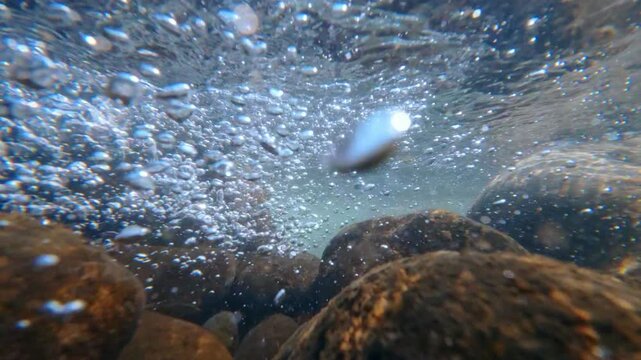 川の中で見る無数の気泡