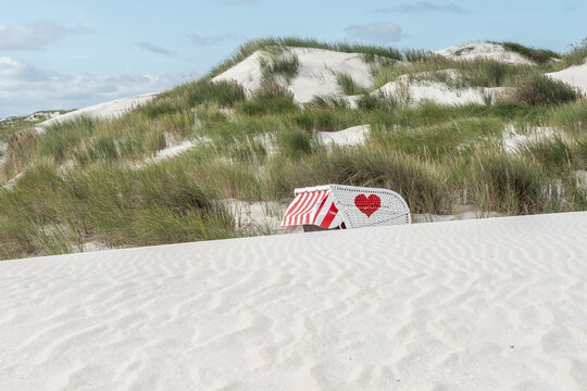 Strandkorb in den D&uuml;nen der Nordsee