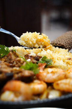 Macro shot of seasoned grilled shrimp on a sizzling mexican fajita platter