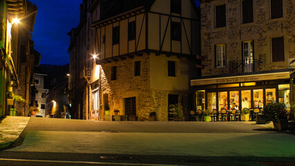 Fototapeta premium Village d'Estaing, dans l'Aveyron, en fin de soirée