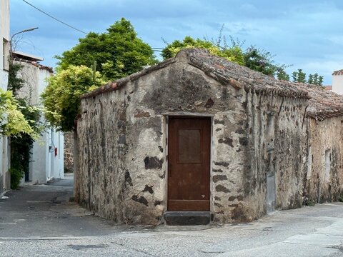 Historisches Eckhaus in Orosei auf Sardinien