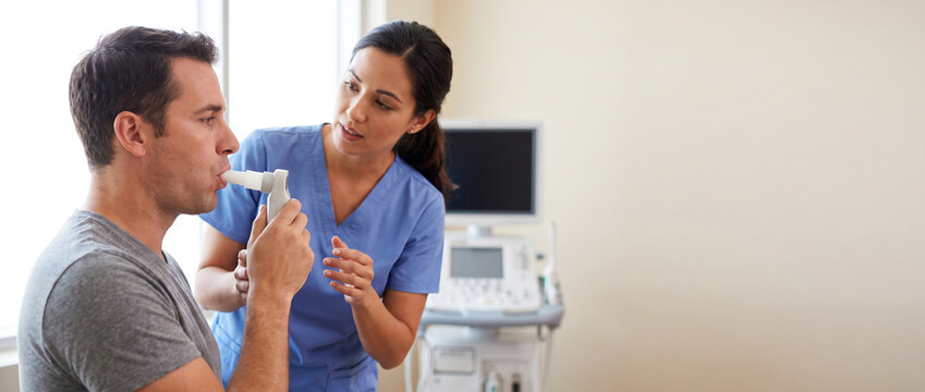 Pulmonary function technician performing spirometry test