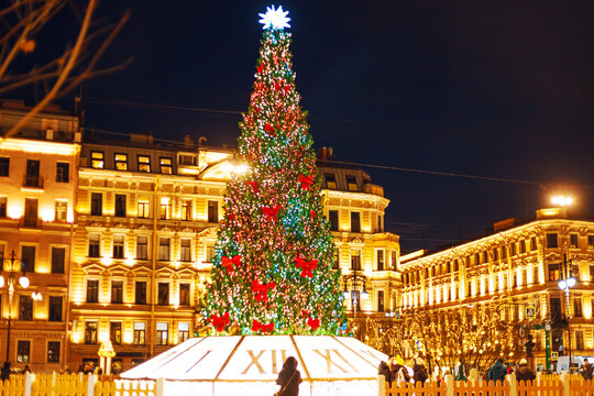Christmas tree at the Christmas market in St. Petersburg. Festive entertainment.