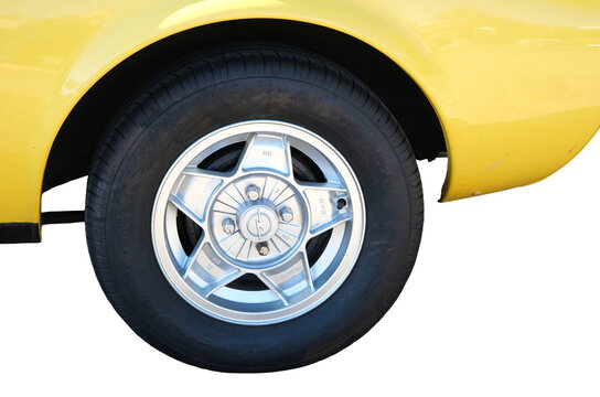 Originale ATS Alufelge und hinterer Radlauf eines gelben Opel GT Oldtimers, Rad mit Opel-Logo auf der Radnabe, freigestelltes Motiv auf transparentem Hintergrund, Z&uuml;rich 27.9.2026
