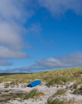 Holzboote am Strand, Landschaft mit Sandd&uuml;nen und D&uuml;nengras auf der Insel Hiddensee, Ostsee,  R&uuml;gen, Mecklenburg-Vorpommern, Deutschland