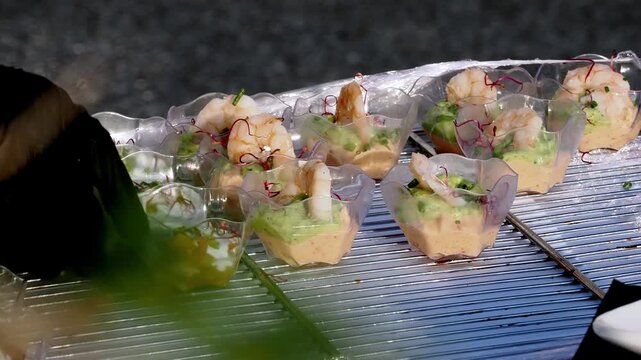 Verrines ap&eacute;ritives aux crevettes et cr&egrave;me d&rsquo;avocat pr&eacute;sent&eacute;es sur un buffet traiteur