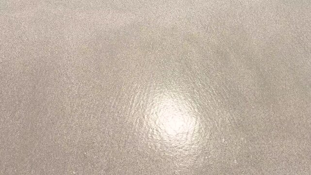穏やかな波が寄せる白い砂浜